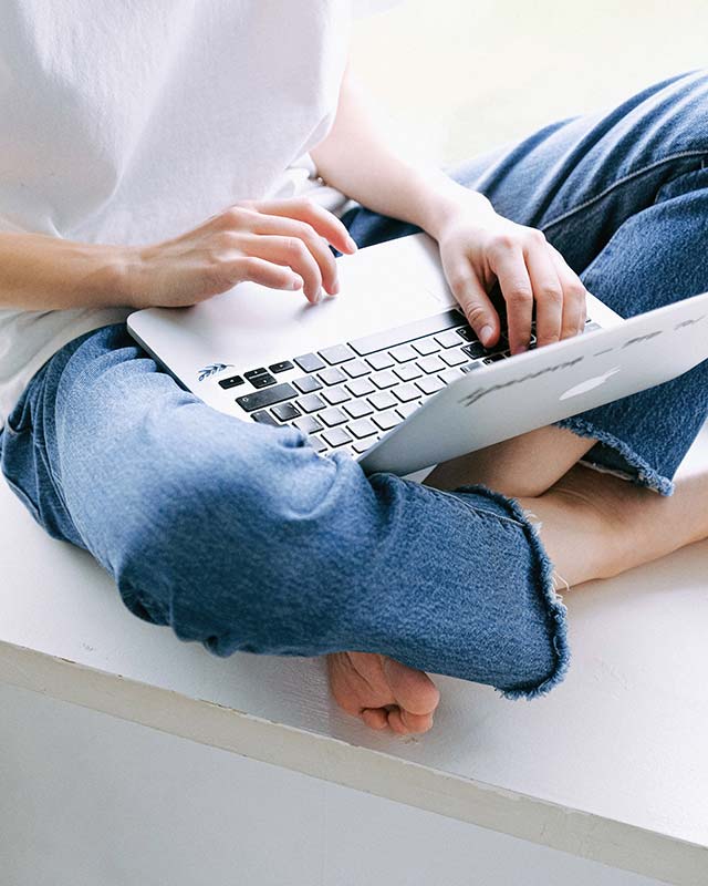 En person sitter med en öppen laptop