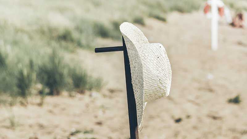 En hatt på stranden i Laxvik